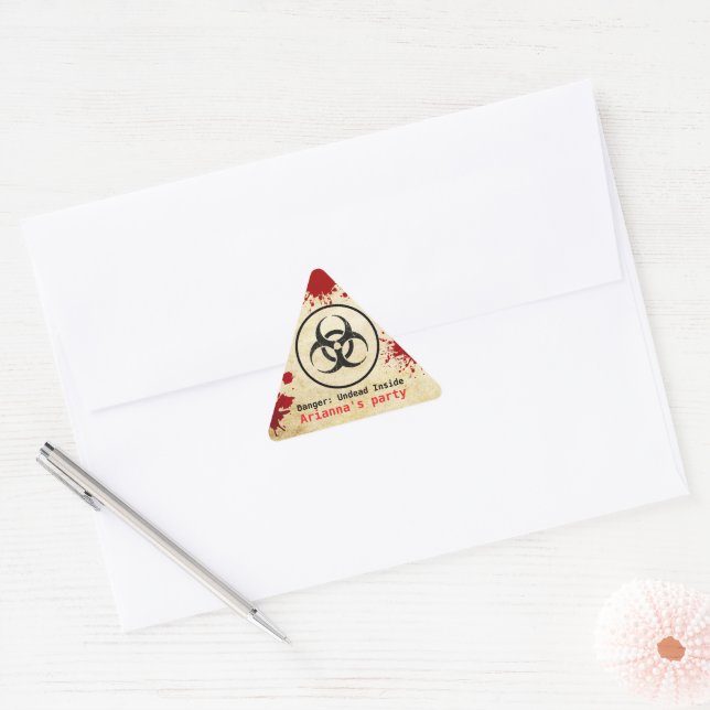 Sticker Triangulaire Anniversaire Apocalypse Zombie | Biohazard Hallowe (Enveloppe)