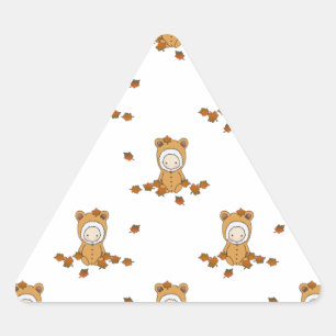 Sticker Triangulaire Bébés mignons d'automne dans un motif de feuilles