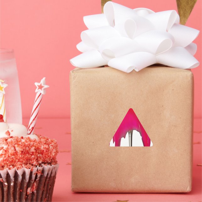 Sticker Triangulaire Belle rose rouge extraordinaire sous le ciel blanc (Fête)