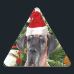Sticker Triangulaire Great Dane w Christmas Tree Cadeaux Boîtes de Noël<br><div class="desc">Un mignon chien de la Grande Danse portant le chapeau rouge du Père Noël et posant devant l'arbre de Noël joliment décoré,  avec des boîtes cadeaux bonhomme de neige,  ours en peluche,  ornements de Noël. Un cadeau parfait pour ce Noël !</div>