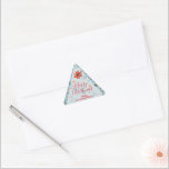Sticker Triangulaire Holiday Christmas<br><div class="desc">Joyeux autocollants triangles personnalisés de Noël avec des fleurs d'hiver modernes et élégantes - poinsettias, baies et feuilles - avec votre nom et votre salutation en lettrage chic. Tout le texte, les polices, les couleurs de police et la couleur arrière - plan peuvent être modifiés, il suffit de cliquer sur...</div>