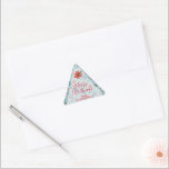 Sticker Triangulaire Holiday Christmas<br><div class="desc">Joyeux autocollants triangles personnalisés de Noël avec des fleurs d'hiver modernes et élégantes - poinsettias, baies et feuilles - avec votre nom et votre salutation en lettrage chic. Tout le texte, les polices, les couleurs de police et la couleur arrière - plan peuvent être modifiés, il suffit de cliquer sur...</div>