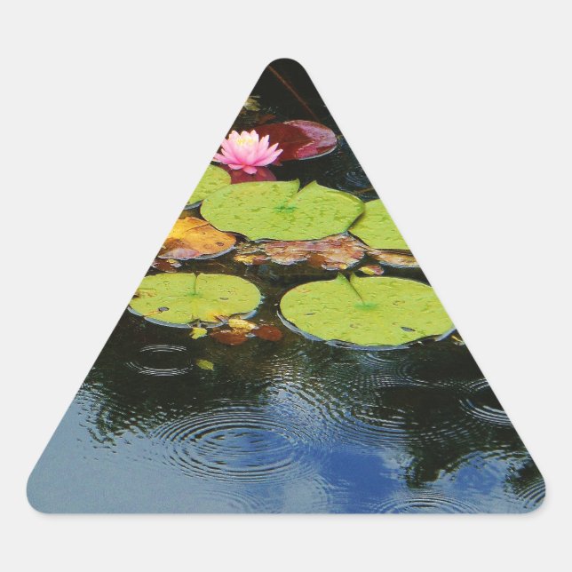 Sticker Triangulaire Lotus rose en pluie (Devant)
