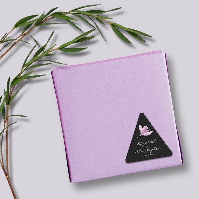 Sticker Triangulaire Magnolia floral sur noir (Magnolia Floral Wedding Favor Black Triangle Stickers)