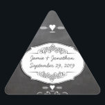 Sticker Triangulaire Mariages de typographie de tableau noir<br><div class="desc">Chalkboard Vintage moderne Mr et Mrs Chalkboard Wedding Invitations mariages Chalkboard doux et sassy Chalkboard Moderne Typographie Vintage Invitations Chalkboard doux et sassy mariages Mariage Party T-shirts</div>