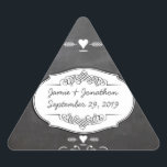 Sticker Triangulaire Mariages de typographie de tableau noir<br><div class="desc">Chalkboard Vintage moderne Mr et Mrs Chalkboard Wedding Invitations mariages Chalkboard doux et sassy Chalkboard Moderne Typographie Vintage Invitations Chalkboard doux et sassy mariages Mariage Party T-shirts</div>