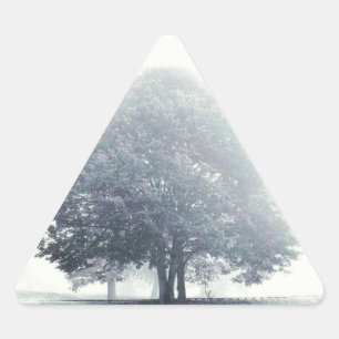 Sticker Triangulaire Un arbre dans le brouillard