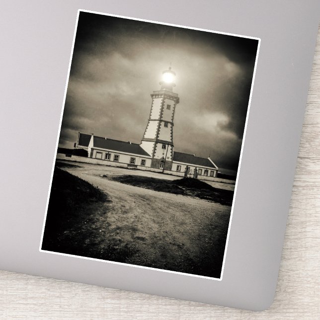 Sticker Vieux phare par une nuit de tempête (Old lighthouse on a storm night. sticker)