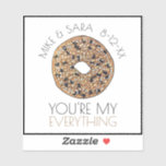 Sticker Vous êtes My Everything Bagel Foodie Wedding Favor<br><div class="desc">Le design présente une illustration originale d'un délicieux bagel de tout, garni de graines de pavot, de graines de sésame, de flocons d'oignon, de sel et de beaucoup d'ail. Personnalisez simplement vos informations. Ce modèle alimentaire est également disponible sur d'autres produits. De nombreuses illustrations sur le thème de la nourriture...</div>