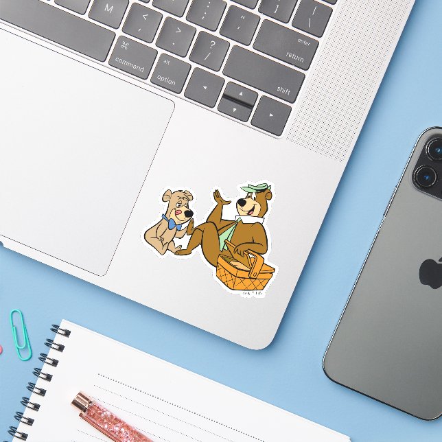 Sticker Yogi Bear et Boo-Boo pique-nique Snack (Ordinateur portable avec iPhone)
