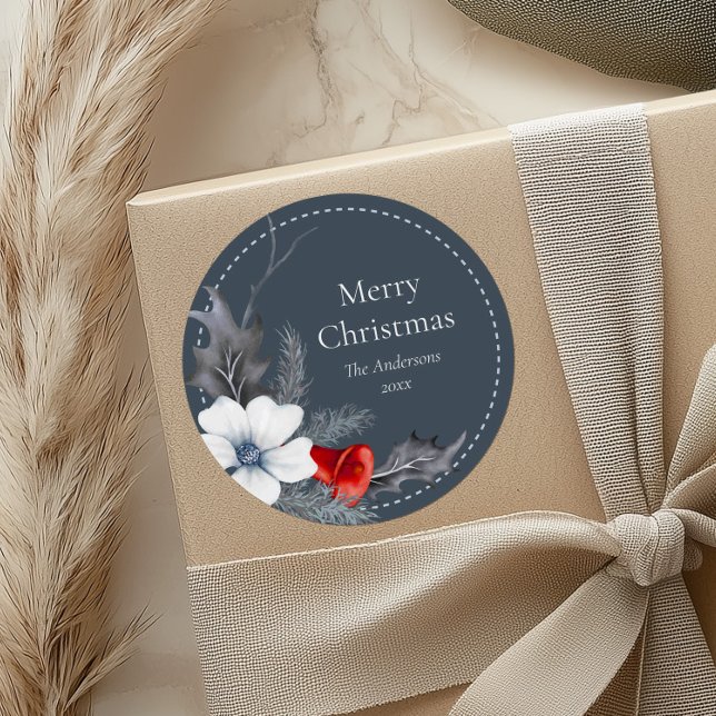 Stickers cadeaux de Noël en feuillage d'argent rou (Blue Red Silver Foliage Christmas Gift Stickers on a beige gift box.)