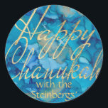 Stickers Colorely Gold Happy Chanukah Round<br><div class="desc">Stickers "Colorée, Or, Joyeux Chanoukah" Tour. Amusez-vous à utiliser ces autocollants comme toppers de gâteau, étiquettes cadeaux, fermeture de sacs de faveur, ou tout ce qui touche vos festivités! L'élément design "Happy Chanukah" peut être déplacé, redimensionné et supprimé. Personnalisez en supprimant du texte, "avec les Steinbergs" et en ajoutant vos...</div>