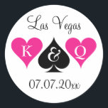 stickers de faveur de mariage Las Vegas avec monog<br><div class="desc">Les stickers de mariage à thème Las Vegas avec monogramme et date du mariage. Mignonne Roi et reine des coeurs design avec initiales personnalisées de mariée et mariée. Costumes de cartes de poker en noir et rose néon. Coeurs et pique. Amusement pour mariage, fiançailles, anniversaire, douche nuptiale, soirée bachelorette etc....</div>