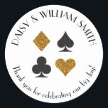Stickers de texte personnalisé Las Vegas en noir o<br><div class="desc">Parties scintillant en or Faux et costumes de cartes noires sont entourés de texte personnalisable,  ce qui rend ces autocollants ronds parfaits pour toutes sortes de projets et d'occasions. Utilisez-les pour des faveurs étiquettes pour les clients mariages,  pour fermer des enveloppes et plus encore.</div>