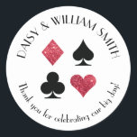 Stickers de texte personnalisé Las Vegas en rouge<br><div class="desc">Parties scintillant rouge Faux et costumes de cartes noires sont entourés de texte personnalisable,  ce qui rend ces autocollants ronds parfaits pour toutes sortes de projets et d'occasions. Utilisez-les pour des faveurs étiquettes pour les clients mariages,  pour fermer des enveloppes et plus encore.</div>