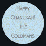 Stickers "Dreidels/Stars/Bleus" de Chanukah ronde<br><div class="desc">Stickers "Dreidels and Stars/Blue" Chanukah/Hanoukka Round. Argent et or "Dreidels and Stars" Amusez-vous en utilisant ces autocollants comme toppers de gâteau, étiquettes cadeaux, fermeture de sacs préférés, ou n'importe quel rocher vos festivités! Personnalisez en supprimant "Happy Chanukah The Goldmans" et en ajoutant vos propres mots, en utilisant votre style de...</div>