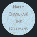Stickers "Dreidels/Stars/Bleus" de Chanukah ronde<br><div class="desc">Stickers "Dreidels and Stars/Blue" Chanukah/Hanoukka Round. Argent et or "Dreidels and Stars" Amusez-vous en utilisant ces autocollants comme toppers de gâteau, étiquettes cadeaux, fermeture de sacs préférés, ou n'importe quel rocher vos festivités! Personnalisez en supprimant "Happy Chanukah The Goldmans" et en ajoutant vos propres mots, en utilisant votre style de...</div>
