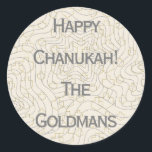 Stickers "Dreidels/Stars" de Chanukah/Hanoukka<br><div class="desc">Stickers "Dreidels and Stars" de Chanukah/Hanoukka Round. Argent et or "Dreidels and Stars" Amusez-vous en utilisant ces autocollants comme toppers de gâteau, étiquettes cadeaux, fermeture de sacs préférés, ou n'importe quel rocher vos festivités! Personnalisez en supprimant "Happy Chanukah The Goldmans" et en ajoutant vos propres mots, en utilisant votre style...</div>