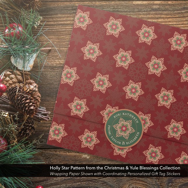 Stickers étiquette cadeau Holly Star personnalisée (Personalized Holly Star Green Gift Tag Stickers Shown with Coordinating Wrapping Paper.)