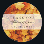 Stickers Mariages de automne Feuille d'érable d'au<br><div class="desc">Un autocollant de faveur de mariage feuille qui tombe. Célébrez votre journée spéciale avec les belles couleurs de l'automne. Que ce soit pour un mariage de automne, une douche nuptiale, une fête de fiançailles, une fête d'anniversaire, un baby shower ou une fête d'anniversaire, ce sera un complément parfait à votre...</div>