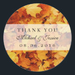 Stickers Mariages de automne Feuille d'érable d'au<br><div class="desc">Un autocollant de faveur de mariage feuille qui tombe. Célébrez votre journée spéciale avec les belles couleurs de l'automne. Que ce soit pour un mariage de automne, une douche nuptiale, une fête de fiançailles, une fête d'anniversaire, un baby shower ou une fête d'anniversaire, ce sera un complément parfait à votre...</div>