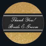 stickers Merci parties scintillant or pour les fav<br><div class="desc">Des autocollants de Merci de parties scintillant d'or rond pour les faveurs de mariage. Texture dorée de luxe avec des brillants et des étincelles faux brillants. Arrière - plan de galerie avec texte de typographie élégant pour le nom de la mariée et du marié. Peut également être utilisé comme scellés...</div>