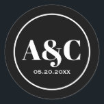 Stickers ronds Mariage Monogramme minimaliste mode<br><div class="desc">Monographie minimaliste typographique mariée et marié avec autocollants ronds mariages date. Noir avec grand texte blanc et bordure en cercle blanc.</div>