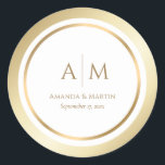 Stickers ronds Mariage or monogramme élégant<br><div class="desc">Des autocollants minimalistes,  mais élégants et monogrammés de mariage d'or avec cadre en or entourant tous les détails importants de l'événement. Ces autocollants ronds d'or peuvent être facilement personnalisés à un mariage,  50e anniversaire de mariage,  ou une fête d'anniversaire,  par exemple.</div>