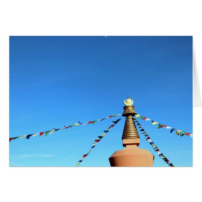 stupa bouddhique avec drapeaux de prière (Devant horizontal)
