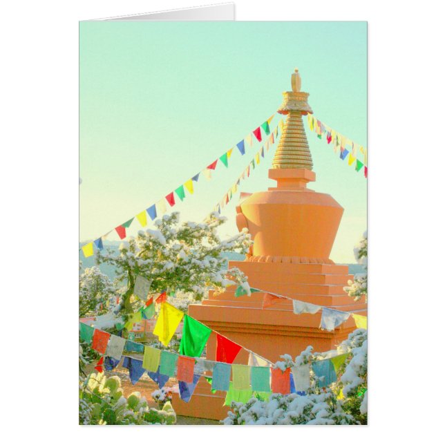 stupa bouddhique avec drapeaux de prière dans la n (Devant)
