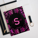 Style Glam Elégant Baroque Noir Et Rose 2023<br><div class="desc">Moderne design de planificateur personnalisé et tendance avec une bordure baroque métallique rose brillant sur un arrière - plan noir. Le texte est entièrement personnalisable.</div>