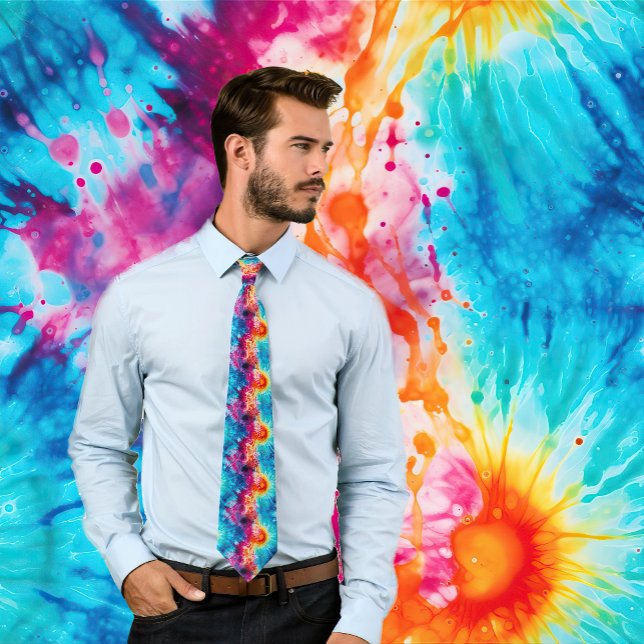 Style Hippie rétro Cravate psychédélique (Man wearing colorful retro 1960s style rainbow tie-dye necktie.)