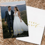 Stylisme Calligraphie Gold Foil Carte de remerciem<br><div class="desc">Élégant et élégant carte de remerciements de script blanc avec "beaucoup" de script sur le dos. Parfait pour les mariages,  anniversaires,  diplômes et autres événements. Pour une personnalisation plus avancée de cette conception,  cliquez sur le BOUTON OUTIL DESIGN BLEU.</div>