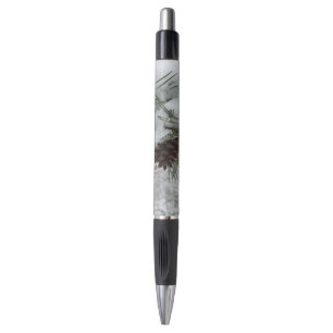 Stylo Branche de pin enneigée Photographie de la nature