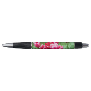 Stylo De mignonnes tulipes écarlate dans le jardin