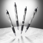 Stylo Élégant 25e anniversaire de Mariage d'argent<br><div class="desc">Ce stylo élégant ajoute une touche spéciale aux célébrations du 25e anniversaire du mariage d'argent! Elégant lettrage noir et blanc avec des confettis hexagonaux sur une feuille d'argent arrière - plan ajouter une touche mémorable pour cette occasion spéciale et extraordinaire jalon. Personnalisez avec les noms du couple, les dates du...</div>