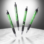 Stylo Élégant 55e anniversaire de Mariage d'émeraude<br><div class="desc">Ce stylo commémoratif ajoute une touche spéciale aux célébrations du 55e anniversaire du mariage émeraude! Un élégant lettrage noir et blanc avec des confettis hexagonaux sur un arrière - plan vert émeraude ajoute une touche mémorable à cette occasion spéciale et à cette étape extraordinaire. Personnalisez avec les noms du couple,...</div>