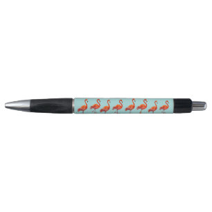 Stylo Flamants roses et plantes de roseau sur fond bleu 