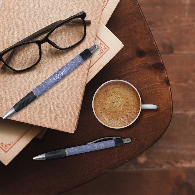 Stylo Floral vintage Inspiré (Elegant Vintage Inspired Blue and White Lace-Effect Floral Personalised pen.)