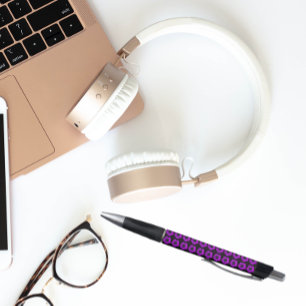 Stylo Geranium violet sur le modèle floral noir