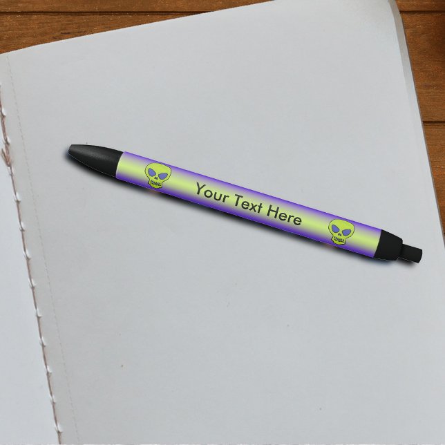 Stylo Noir Crâne Alien vert Ghoulish (Alien glowing green skulls purple eyes on purple with green stripe writing pen.)