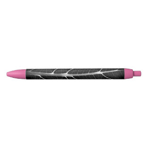 Stylo Noir Feuille lumineuse noir et blanc en gros plan