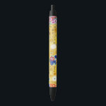Stylo Noir Gustav Klimt The Kiss Vintage<br><div class="desc">Gustav Klimt Le Kiss Vintage Art Nouveau Peinture Le Kiss (En allemand : Der Kuss) a été peint par le peintre symboliste autrichien Gustav Klimt entre 1907 et 1908, le point culminant de sa période d'or, lorsqu'il peignit un certain nombre d'oeuvres dans un style doré similaire. Le tableau est largement...</div>