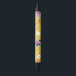 Stylo Noir Gustav Klimt The Kiss Vintage<br><div class="desc">Gustav Klimt Le Kiss Vintage Art Nouveau Peinture Le Kiss (En allemand : Der Kuss) a été peint par le peintre symboliste autrichien Gustav Klimt entre 1907 et 1908, le point culminant de sa période d'or, lorsqu'il peignit un certain nombre d'oeuvres dans un style doré similaire. Le tableau est largement...</div>