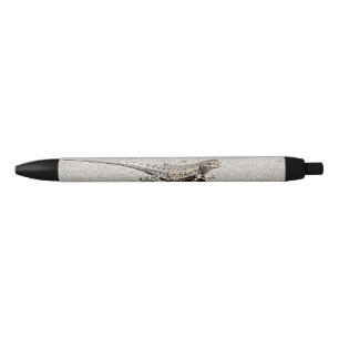 Stylo Noir Lizard du désert gris assis sur un trottoir photo