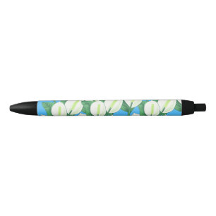 Stylo Noir Lys blancs sur arrière - plan bleu pâle