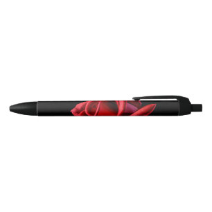 Stylo Noir Rose rouge contre Arrière - plan noir