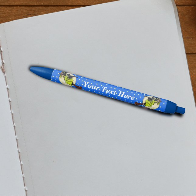 Stylo Noir Sorcière volante amusante Black Cat Lune Étoiles H (Witch green dress black cat back flying on broom past moon stars on blue writing pen for Halloween.)