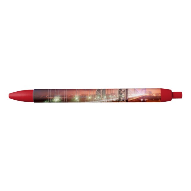 Stylo Noir Une vue venteuse et pluvieuse de soirée de fort (Devant)