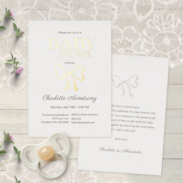 Subtil élégant faire-part de naissance avec ruban  (Warm Cream Elegant Minimalist Bow Baby Shower Foil Invitation ©Susanne Sachers - Sunny Mind 🌞)